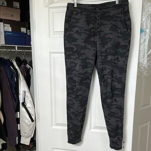 Women’s GapFit Camouflage Jogger Pants. EUC SZ Medium